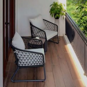 MAMAGREEN_TITAN_Side-Table-with-Casual-Chairs